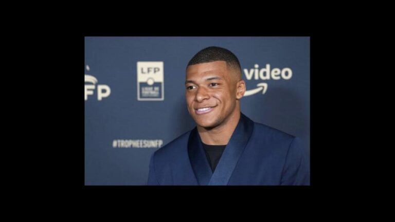 Mbappé celebra su primera tripleta con el Real Madrid en la goleada sobre el Valladolid