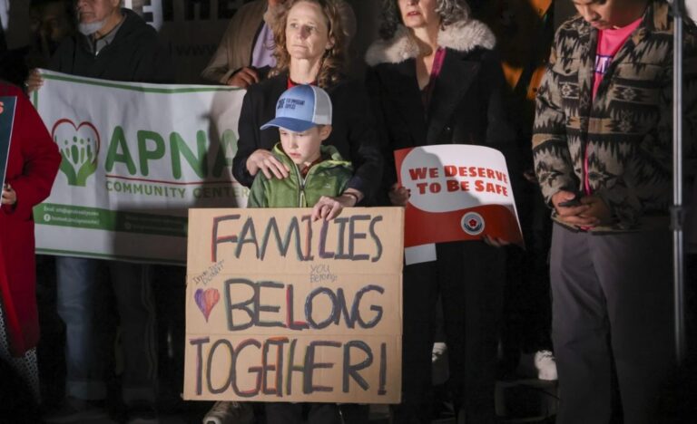 Crean movimiento que pide a latinos no gastar dinero en rechazo a redadas en EE. UU.