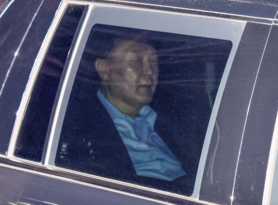 Yoon se niega a declarar en la segunda jornada bajo detención