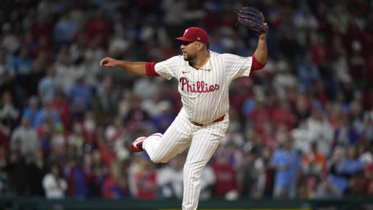 Reales firman por 2 años y 22 millones con el derecho dominicano Carlos Estévez