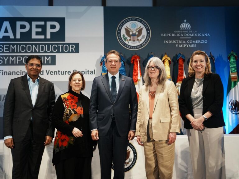 RD acoge Simposio de la APEP para impulsar integración estratégica en semiconductores