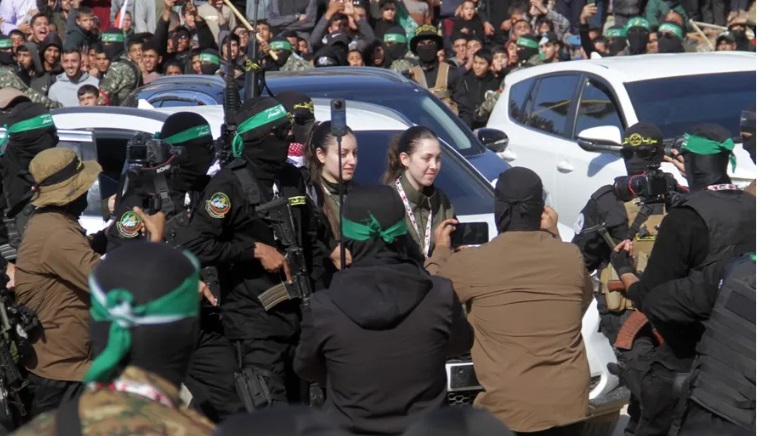 Mujeres soldados liberadas en Gaza regresan a Israel y se reencuentran con sus familias
