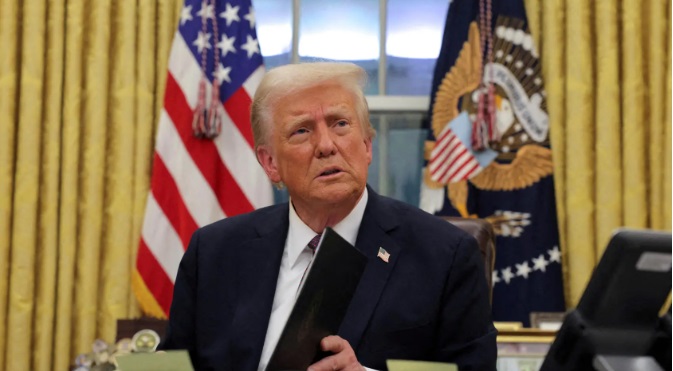 Juez bloquea orden Trump pone fin a ciudadanía por nacimiento