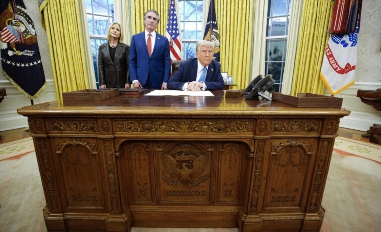 Trump rechaza compra de petróleo a Venezuela y critica administración de Biden