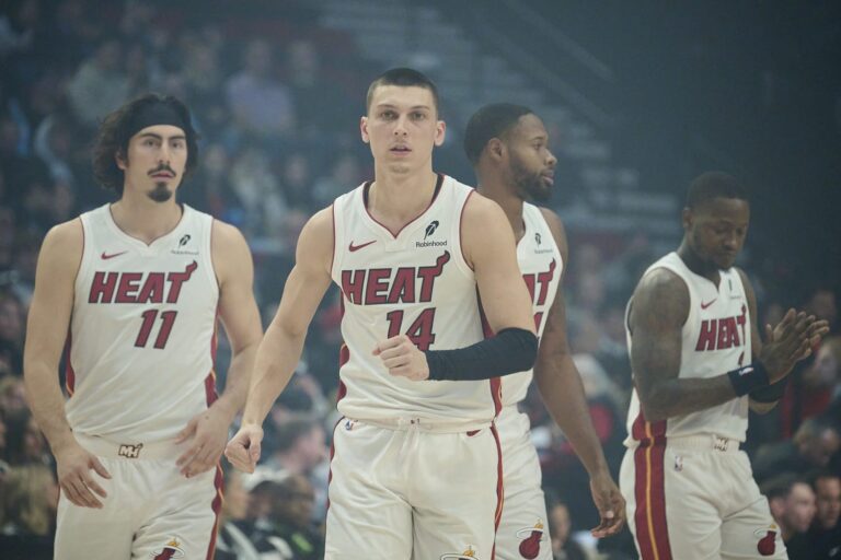 Tyler Herro se aisla del ruido, y ya van tres