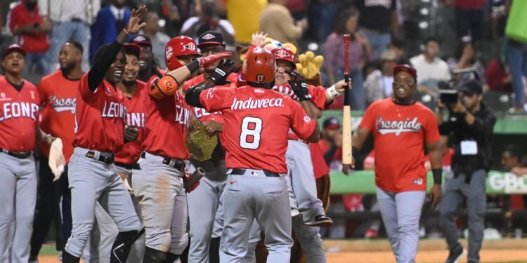 Yamaico remolca cinco con HR y grand slam en victoria sobre Estrellas