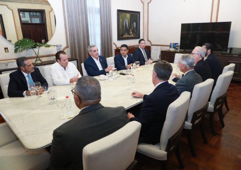 Presidente Abinader se reúne con comisionado de MLB, Rob Manfred