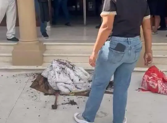 Madre lleva los restos de su hija hasta un tribunal en Higüey