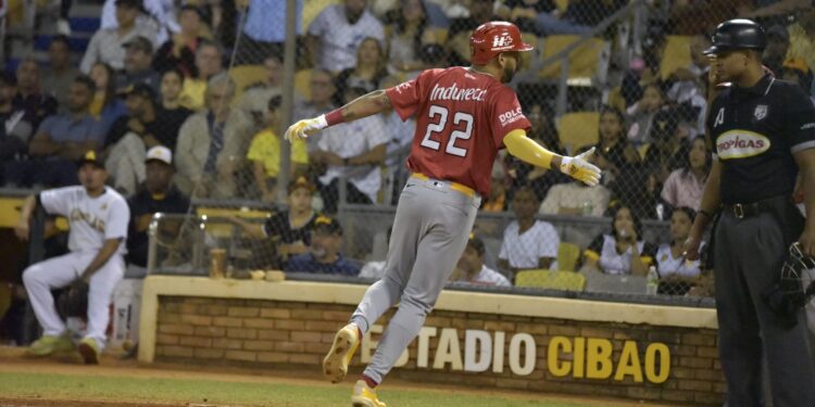 Sirí pega cuadrangular y triple en triunfo del Escogido 8-6 sobre Águilas