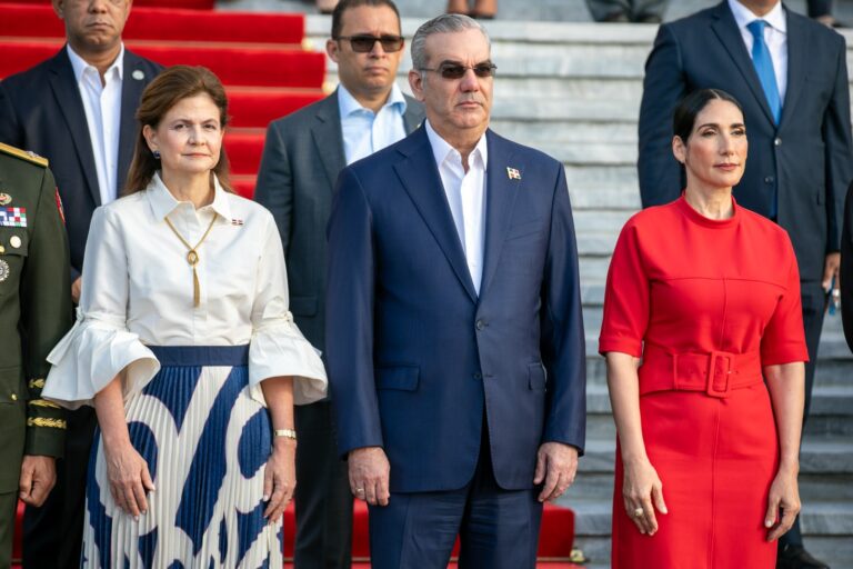 Presidente Abinader encabeza acto de homenaje a la Bandera Nacional