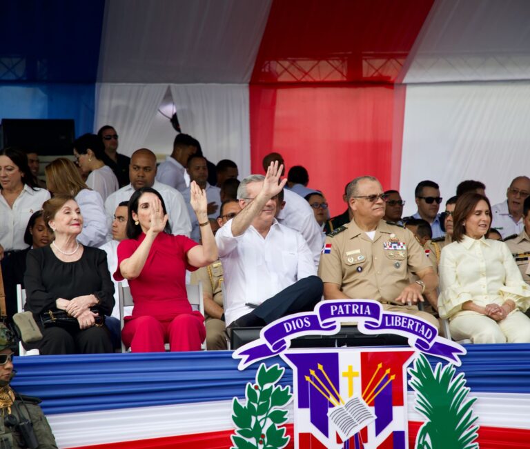Presidente Abinader observa desfile militar por el 181 aniversario de la Independencia Nacional