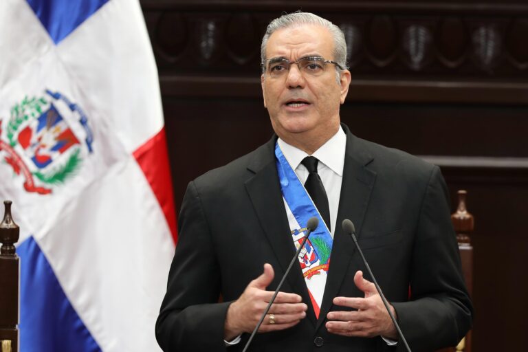 Reportaje- Mayoría personas consultadas perciben realidad distinta a lo expuesto por el presidente Abinader