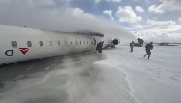 Suben a 18 los heridos por accidente de avión en Toronto, Canadá