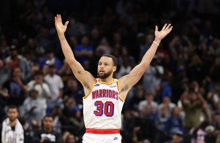 Curry hace magia en Orlando al anotar 56 puntos y 12 triples