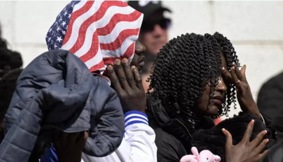 Primer grupo de deportados de la administración Trump llega a Haití