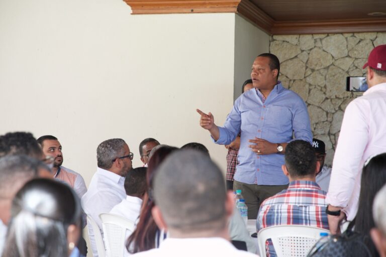 Eddy Alcántara instruye a su equipo político inscribirse en el PRM bajo las directrices del presidente Abinader