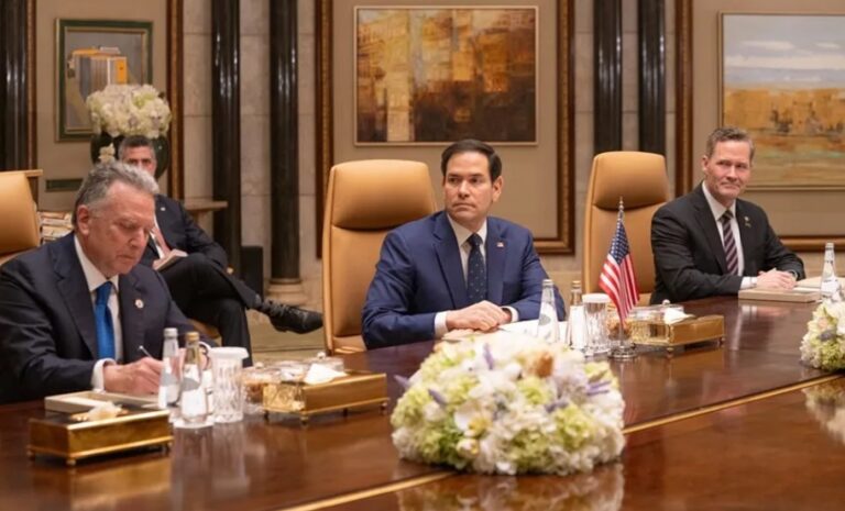 Estados Unidos y Rusia acuerdan normalizar las relaciones y poner fin a la guerra en Ucrania