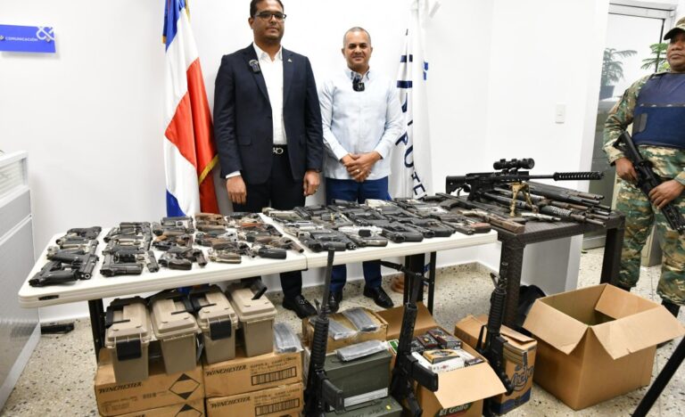 Fiscalía SDO entrega 17 mil municiones y 94 armas de diferentes calibres al Ministerio de Interior y Policía