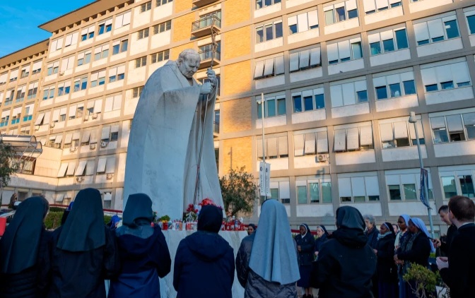Papa Francisco comparte mensaje durante el Ángelus: “Sigo con confianza en el Gemelli”