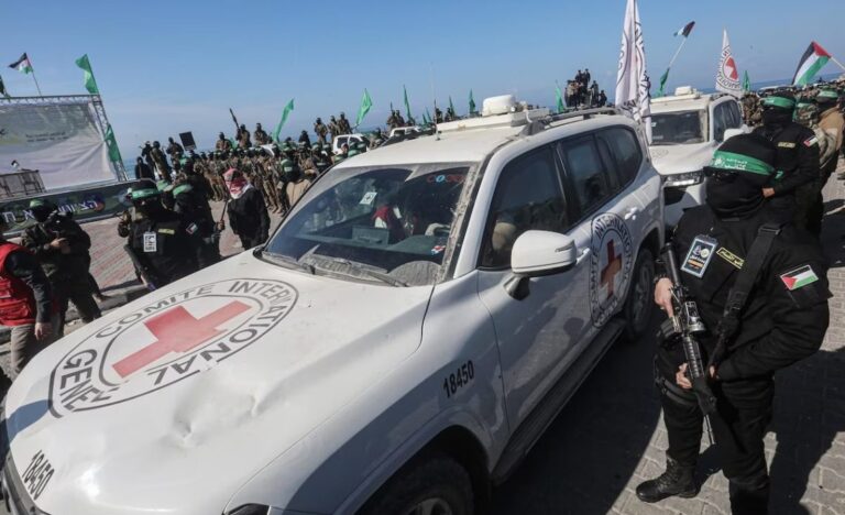 Hamás libera tres rehenes israelíes en el sexto intercambio durante alto el fuego en Gaza