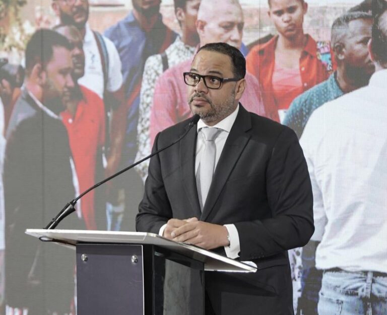 Pablo Ulloa lanza libro sobre bienestar inclusivo en RD