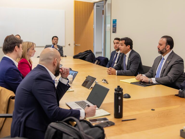 Omar Fernández se reune con altos ejecutivos de Amazon para proyectos de inversión en RD