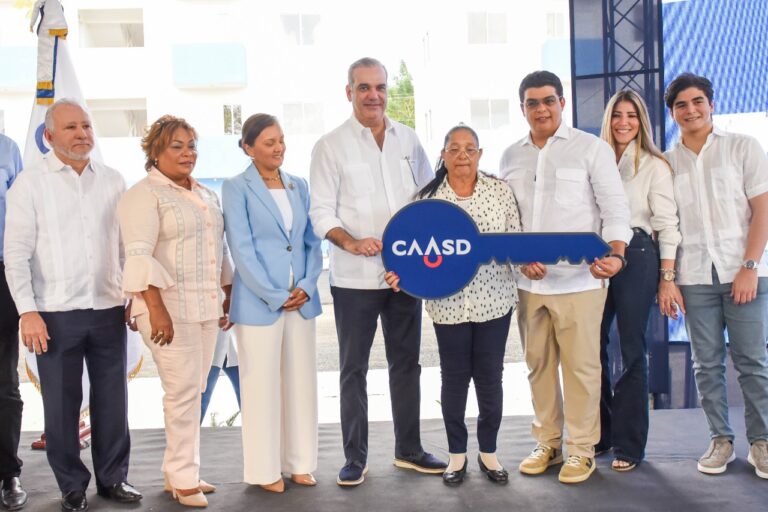 Presidente Abinader entrega 144 apartamentos de un total de 344, para reubicación de familias desplazadas