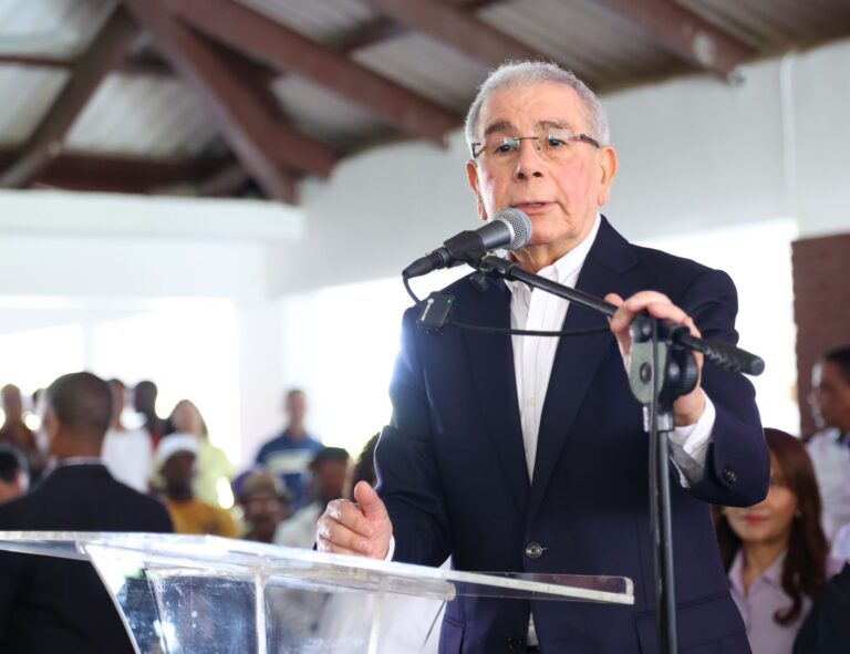 «Nosotros dejamos el país sin apagones, lo que se debe preguntar es ¿qué ha pasado que volvieron los apagones?» se pregunta Danilo Medina