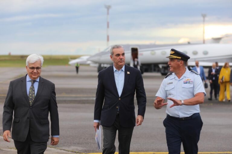 Presidente Abinader llega a Montevideo para asistir a la toma de posesión de Yamandú Orsi