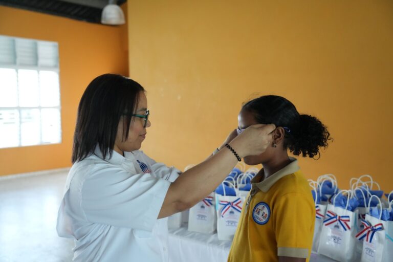 Estudiantes con afecciones visuales mejoran su aprendizaje gracias a la entrega gratuita de lentes del INABIE