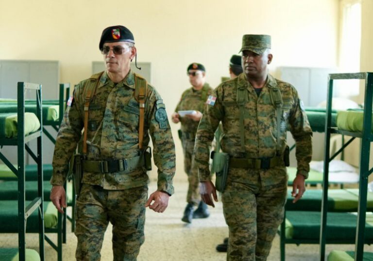 Jefe del Ejército reconoce que hay civiles y militares en el tráfico de ilegales haitianos