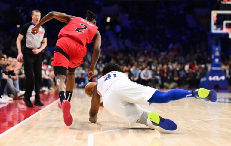 Joel Embiid fuerza la máquina en vano ante los Raptors