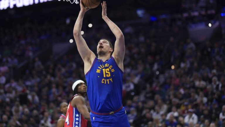 Jokic encesta triple decisivo a 39 segundos del final; Nuggets superan a 76ers