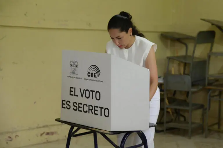 Candidata correísta Luisa González denuncia «irregularidades» en las elecciones de Ecuador
