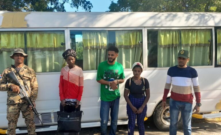 Miembros del Ejército rescatan un chofer que se lanzó a canal de riego para que no lo apresaran; transportaba haitianos ilegales