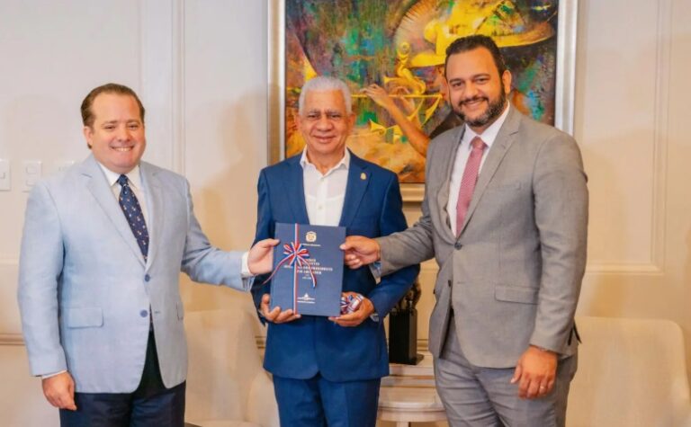 Ministro Paliza entrega memorias de gestión 2024 en el Congreso Nacional