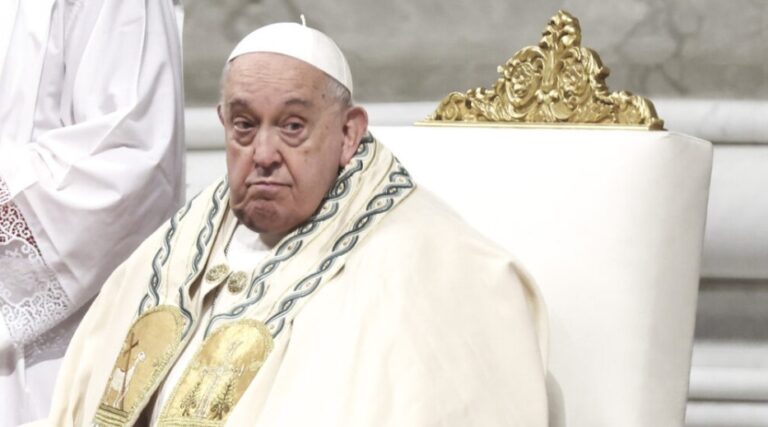 Papa Francisco comienza su quinta semana de tratamiento por neumonía con avances positivos