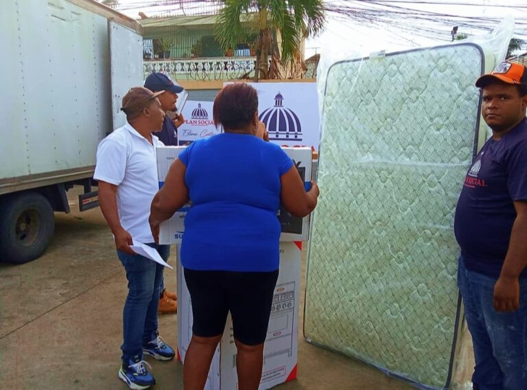 Plan Social de la Presidencia y Gestión Presidencial continúan asistencia en Capotillo con entrega de enseres y reparación de viviendas