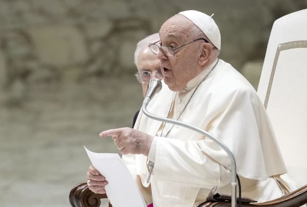 El papa se levanta y se puede sentar, mientras sigue el tratamiento para la neumonía bilateral