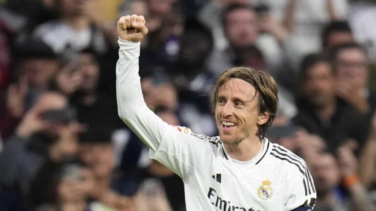 Real Madrid gana al Girona y no deja que el Barça se escape