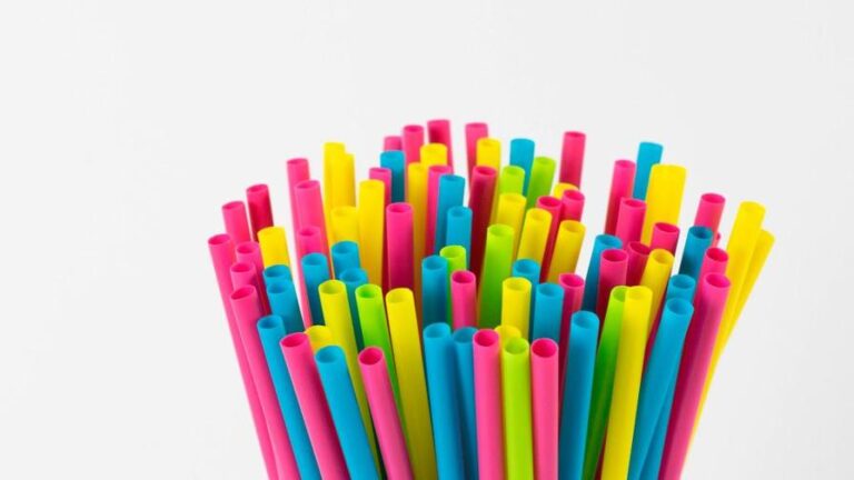 Trump ordena por decreto volver a los sorbetes plástico para sorber líquidos