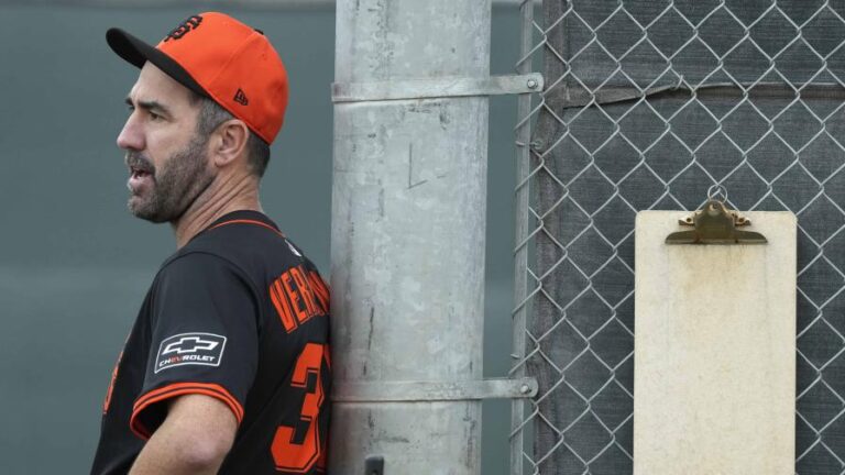 Verlander lanza dos entradas en su debut de primavera con Gigantes a los 42 años