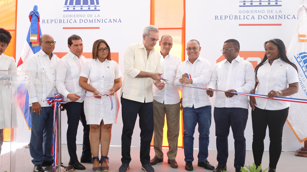 Presidente Abinader inaugura carretera que impactará a más de 65,000 habitantes de Elías Piña