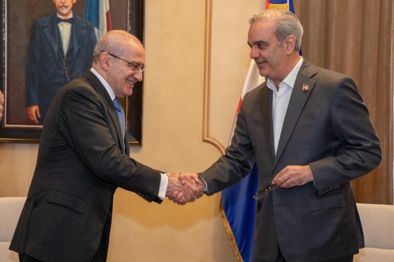 Presidente Abinader impone Orden al Mérito de Duarte, Sánchez y Mella en el grado de Comendador a académico español Feliciano Barrios Pintado