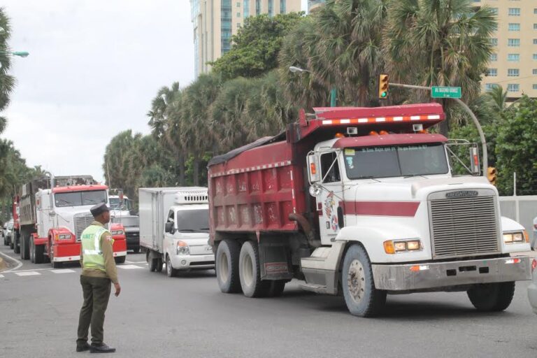 Camiones circulan con normalidad por el Malecón, pese a prohibición del Intrant