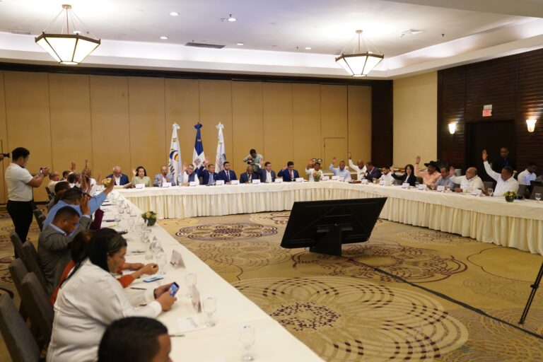 Presidente de Fedomu, Nelson Núñez, nombra a Milton Ray Guevara asesor honorífico