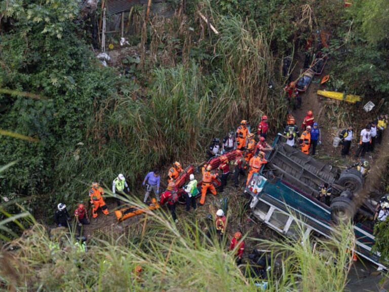 Aumentan a 51 los muertos en accidente de un autobús que cayó por un puente