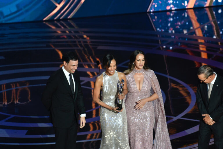 Zoe Saldaña es premiada con el Gran Soberano