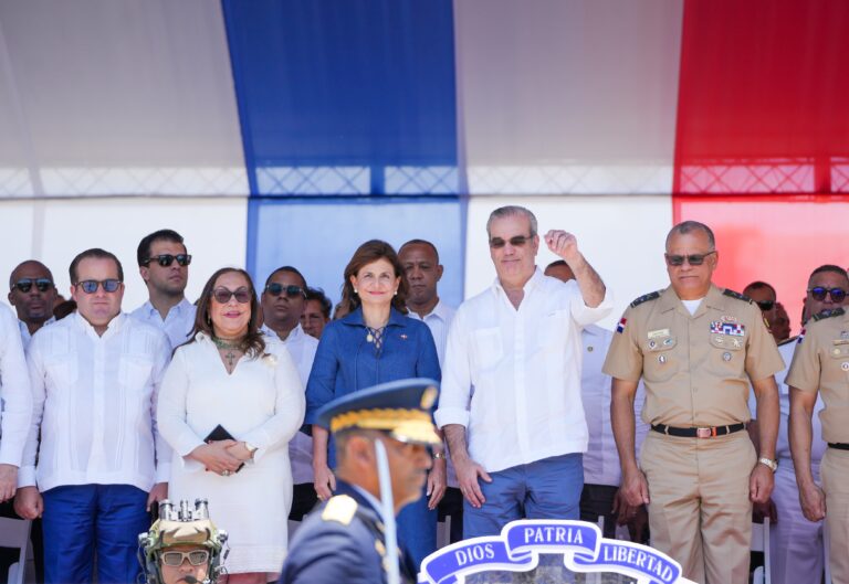 Presidente Abinader observa desfile por el 181 aniversario de la Batalla del 30 de Marzo en Santiago