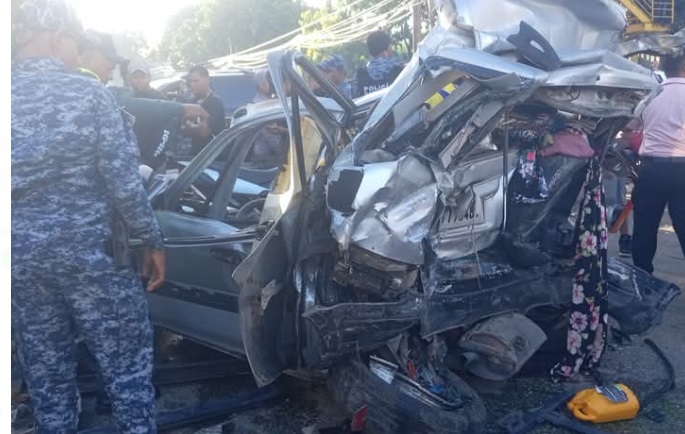Dos muertos y ocho heridos deja colisión vehicular múltiple en avenida de Puerto Plata